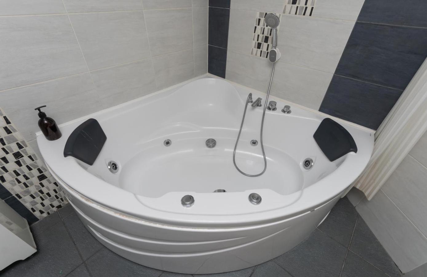 Ferienwohnung Flat24 On Lesi Ukrainki 3 Kiew Exterior foto