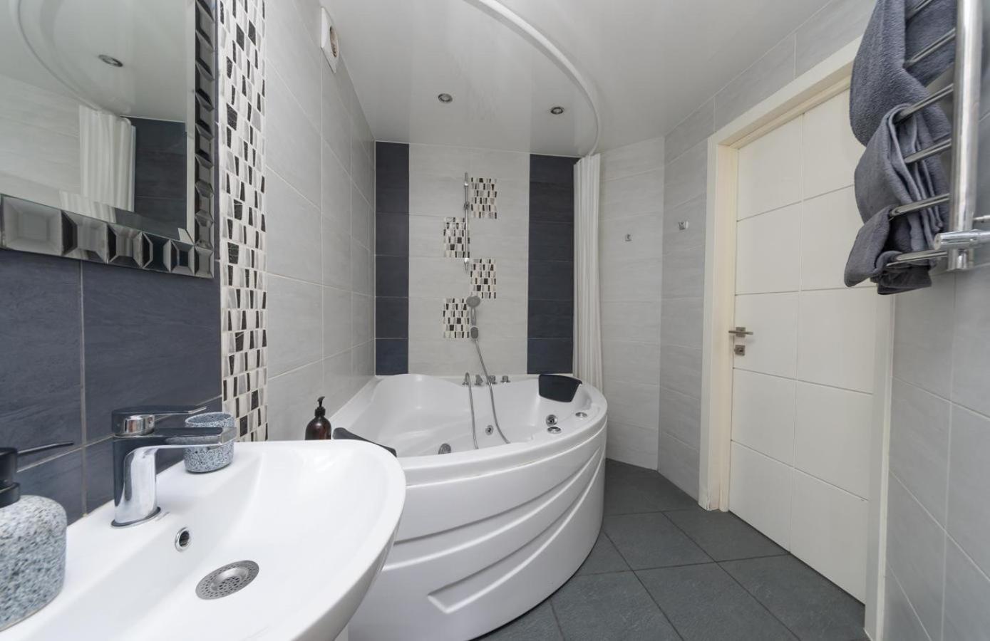 Ferienwohnung Flat24 On Lesi Ukrainki 3 Kiew Exterior foto