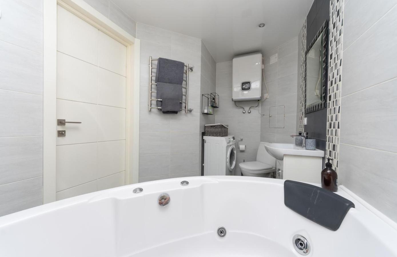 Ferienwohnung Flat24 On Lesi Ukrainki 3 Kiew Exterior foto